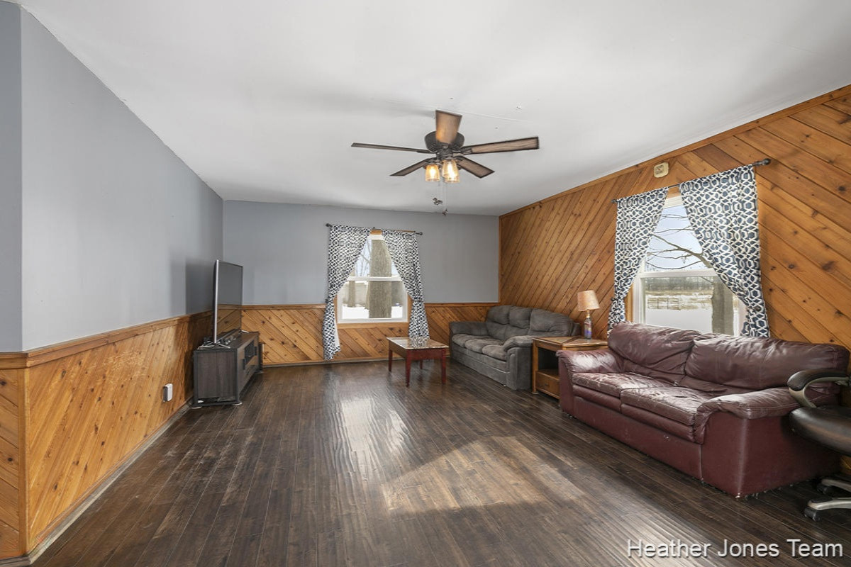 4350 Noddins Road Belding, MI 48809 - Photo 4 of 28 IMG_1003