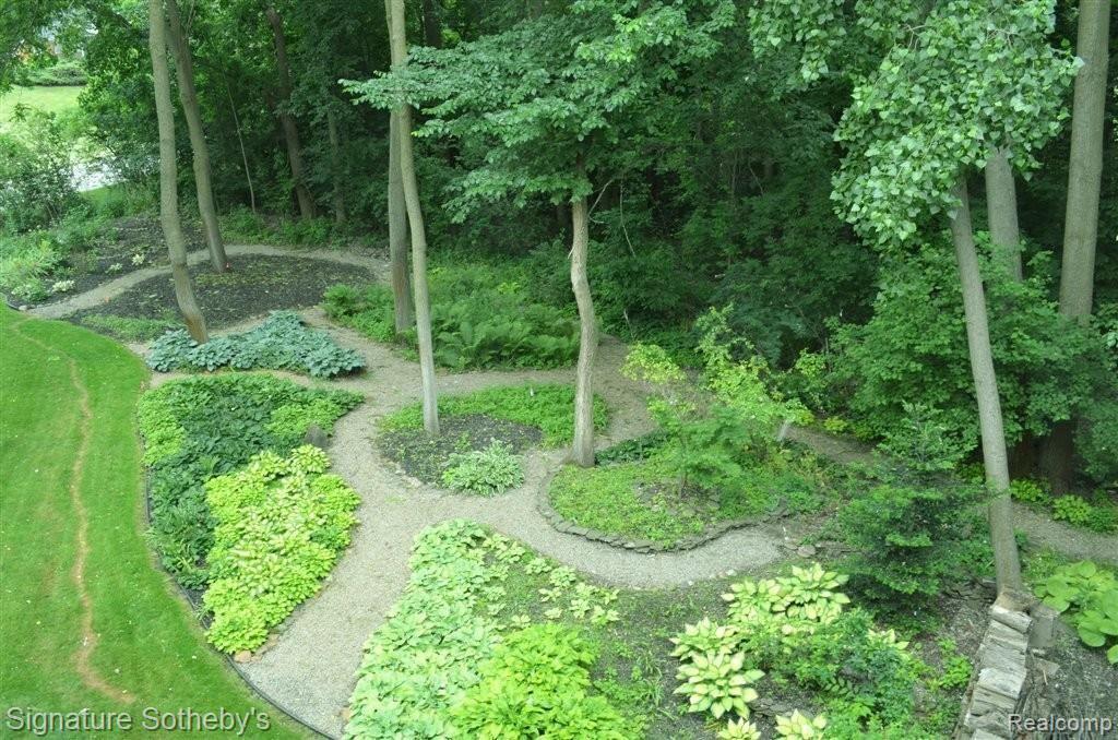 3792 West Pemberton Road Bloomfield Hills, MI 48302 - Photo 17 of 21 Mature Perennial Gardnes