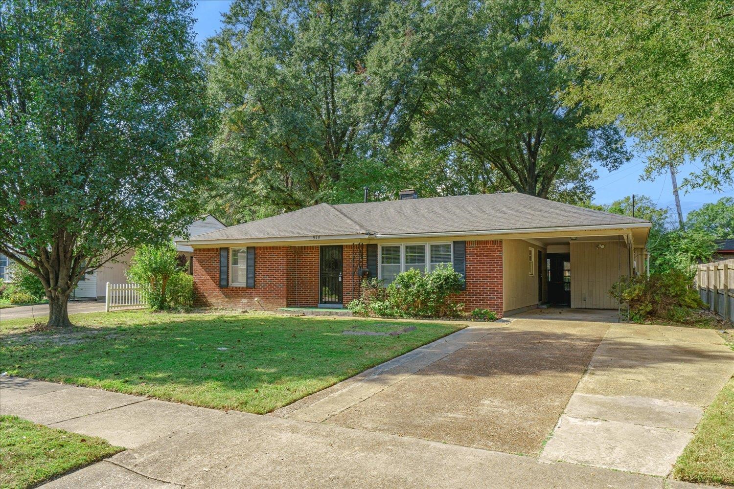 919 Stratford Road Memphis, TN 38122 - Photo 5 of 30 Ranch-style home with a carport and a front lawn