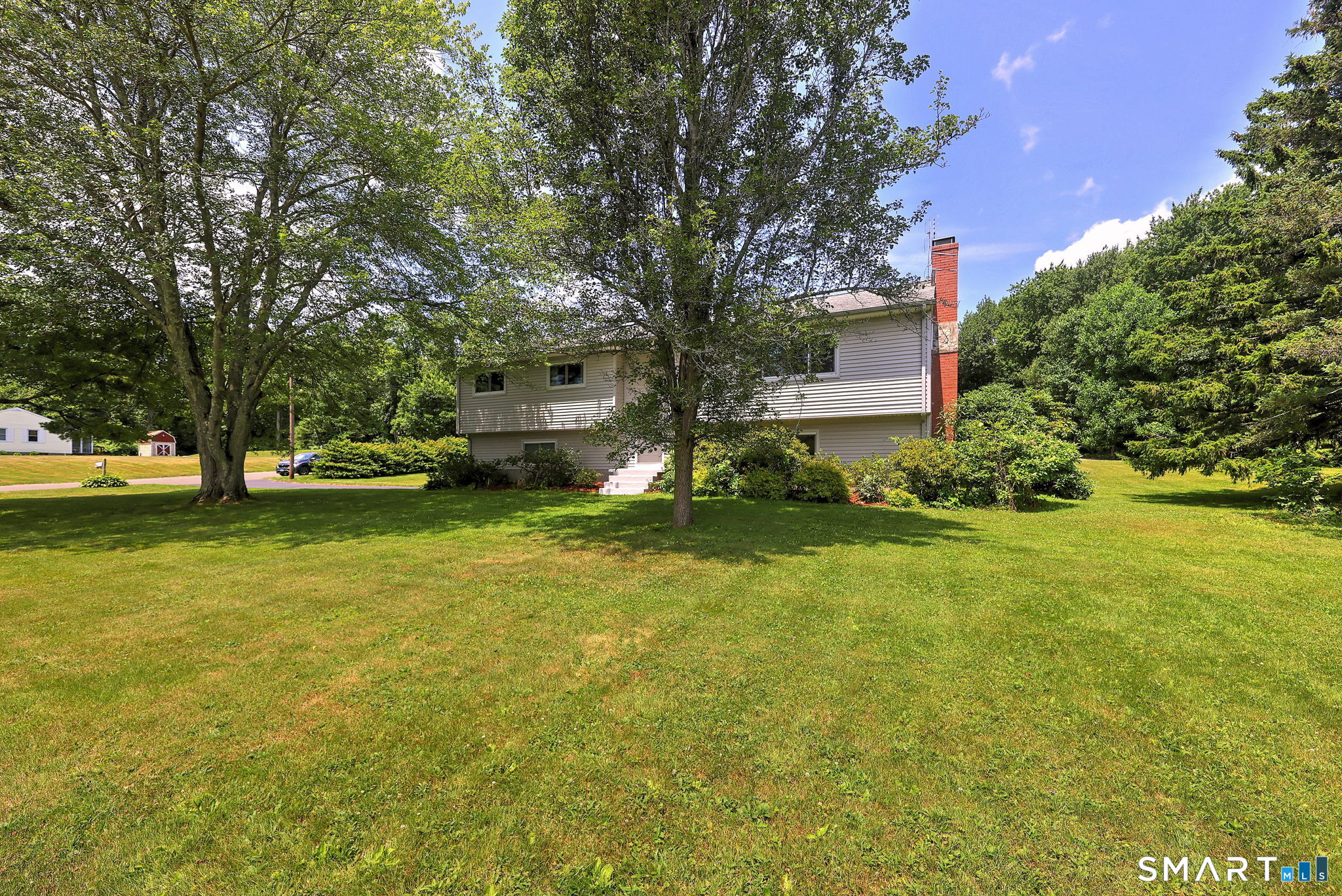 31 Paugussett Road Newtown, CT 06482 - Photo 3 of 40