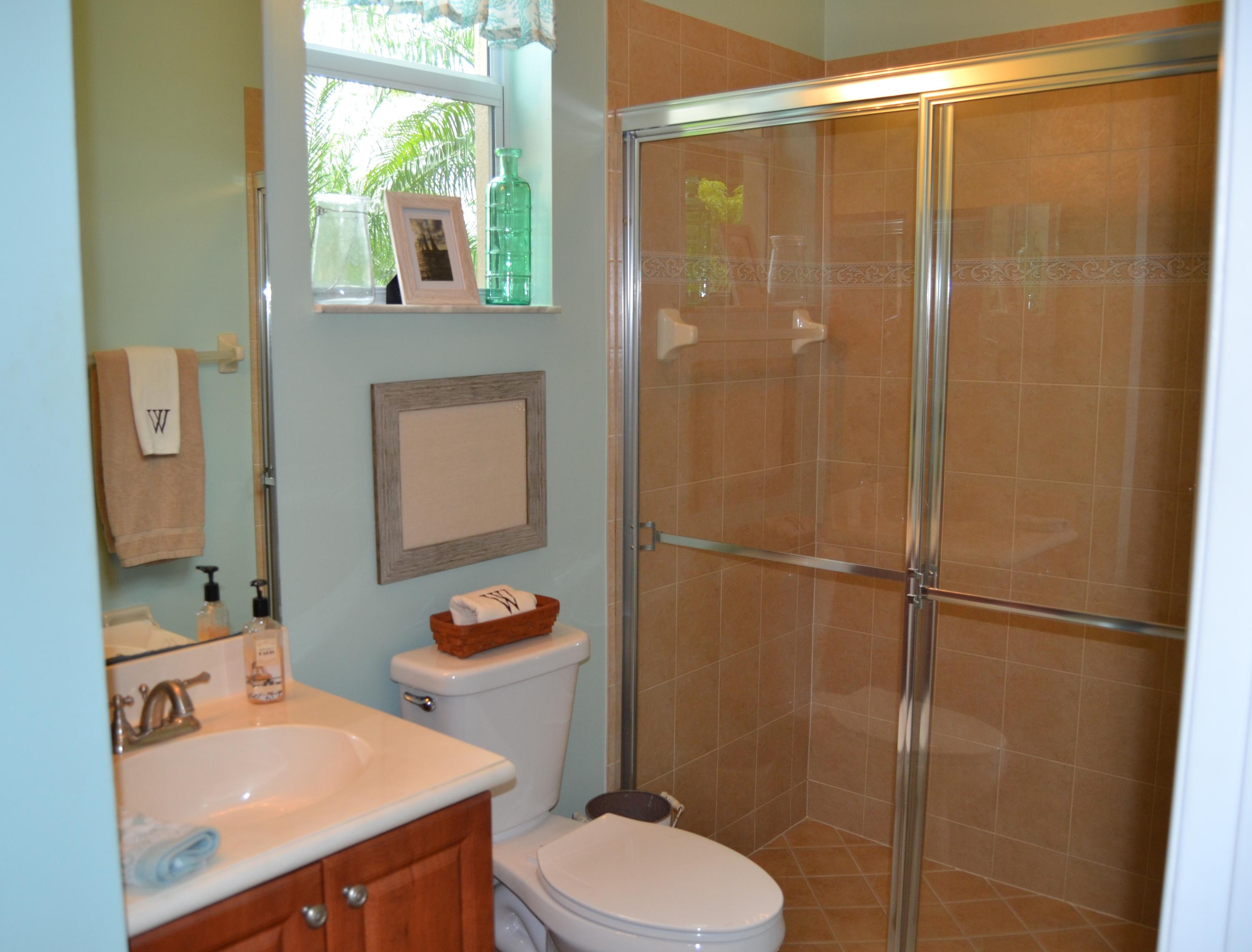 556 Mulberry Grove Road Royal Palm Beach, FL 33411 - Photo 22 of 30 Guest Bath