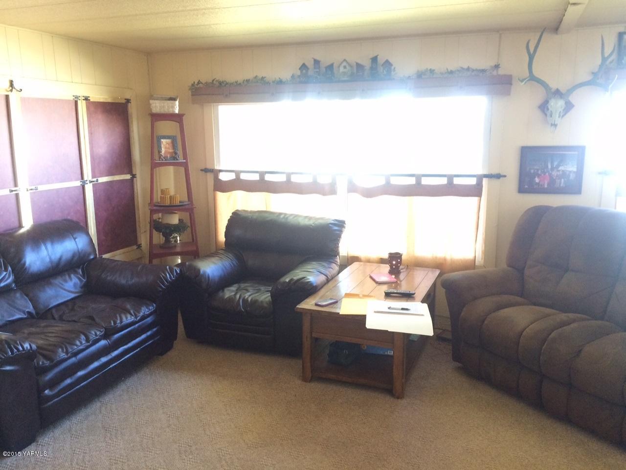 2440 Midvale Road Mabton, WA 98935 - Photo 11 of 15 a living room with furniture and a window