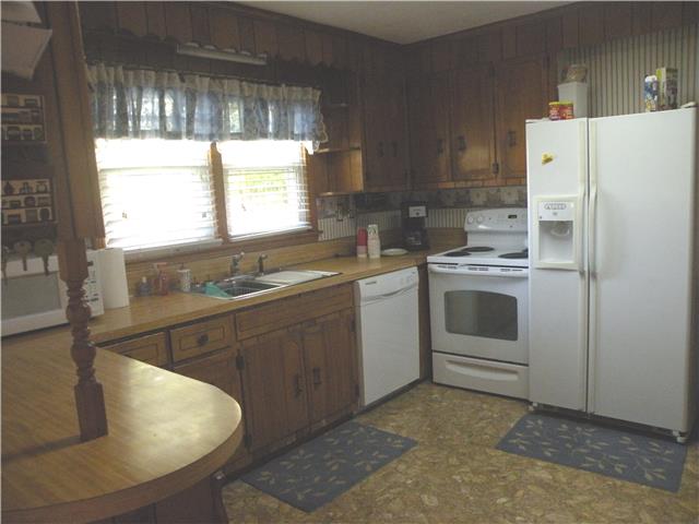 1130 Harve Brown Road Bethpage, TN 37022 - Photo 8 of 16 Large eat in kitchen with all appliances to remain at 1130 Harve Brown Road Bethpage, TN. For sale
