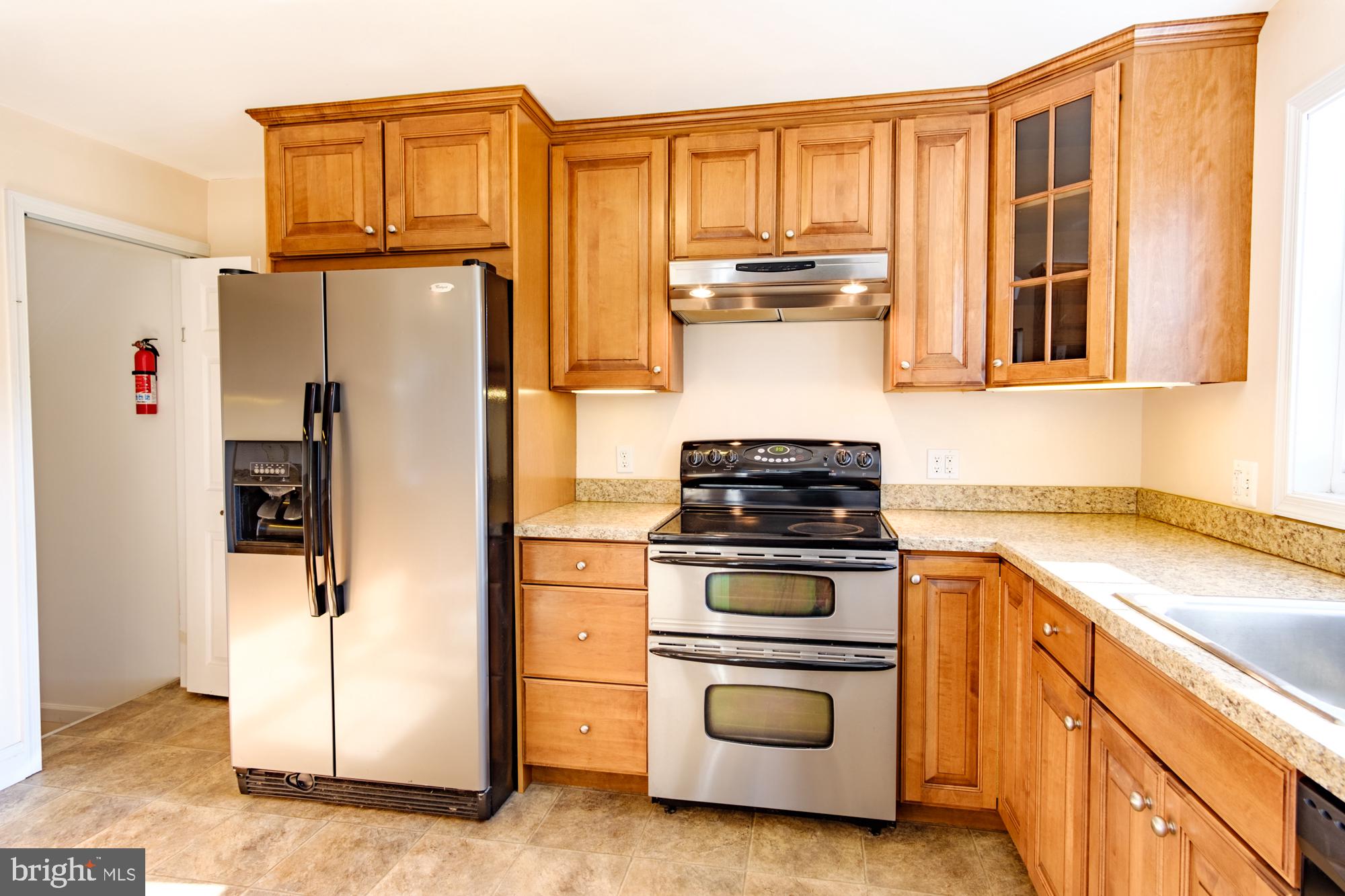 8501 Pleasant Plains Road Baltimore, MD 21286 - Photo 28 of 53 a kitchen with a refrigerator stove and sink