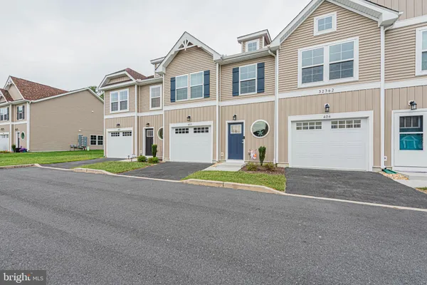 a view of building with yard