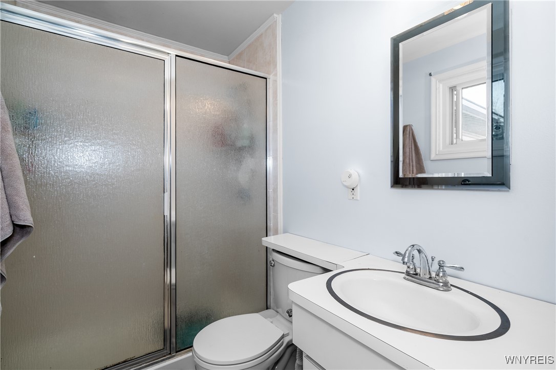 404 Woodgate Road Tonawanda, NY 14150 - Photo 17 of 37 Primary Bath