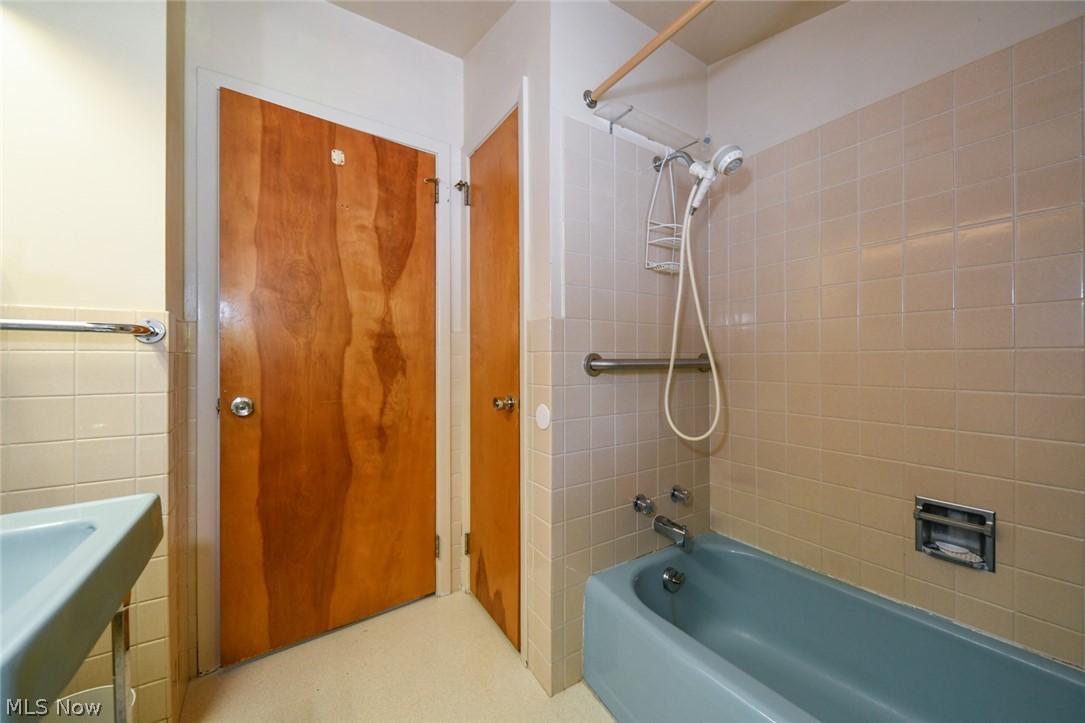 7324 Westview Road Kent, OH 44240 - Photo 18 of 28 Linen cloiset behind the tub.
