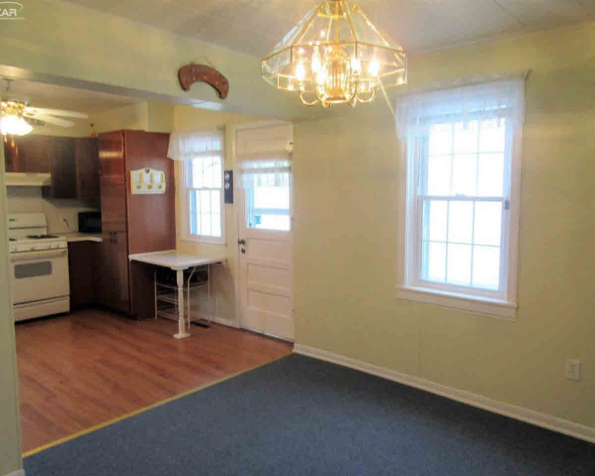 5272 West Carpenter Road Flint, MI 48504 - Photo 16 of 40 21260758-16.JPG