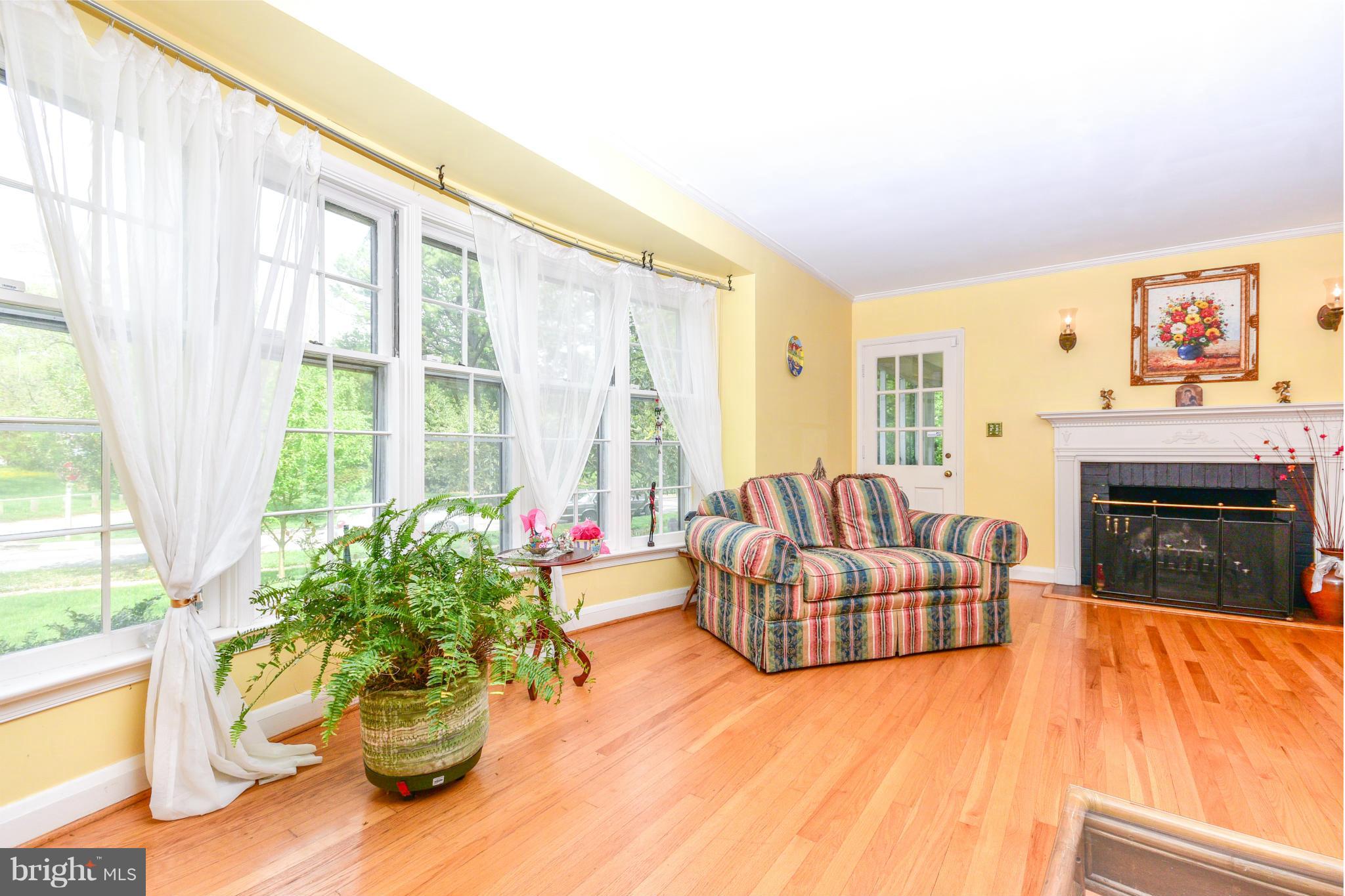 119 Overhill Road Baltimore, MD 21210 - Photo 5 of 30 Living Room