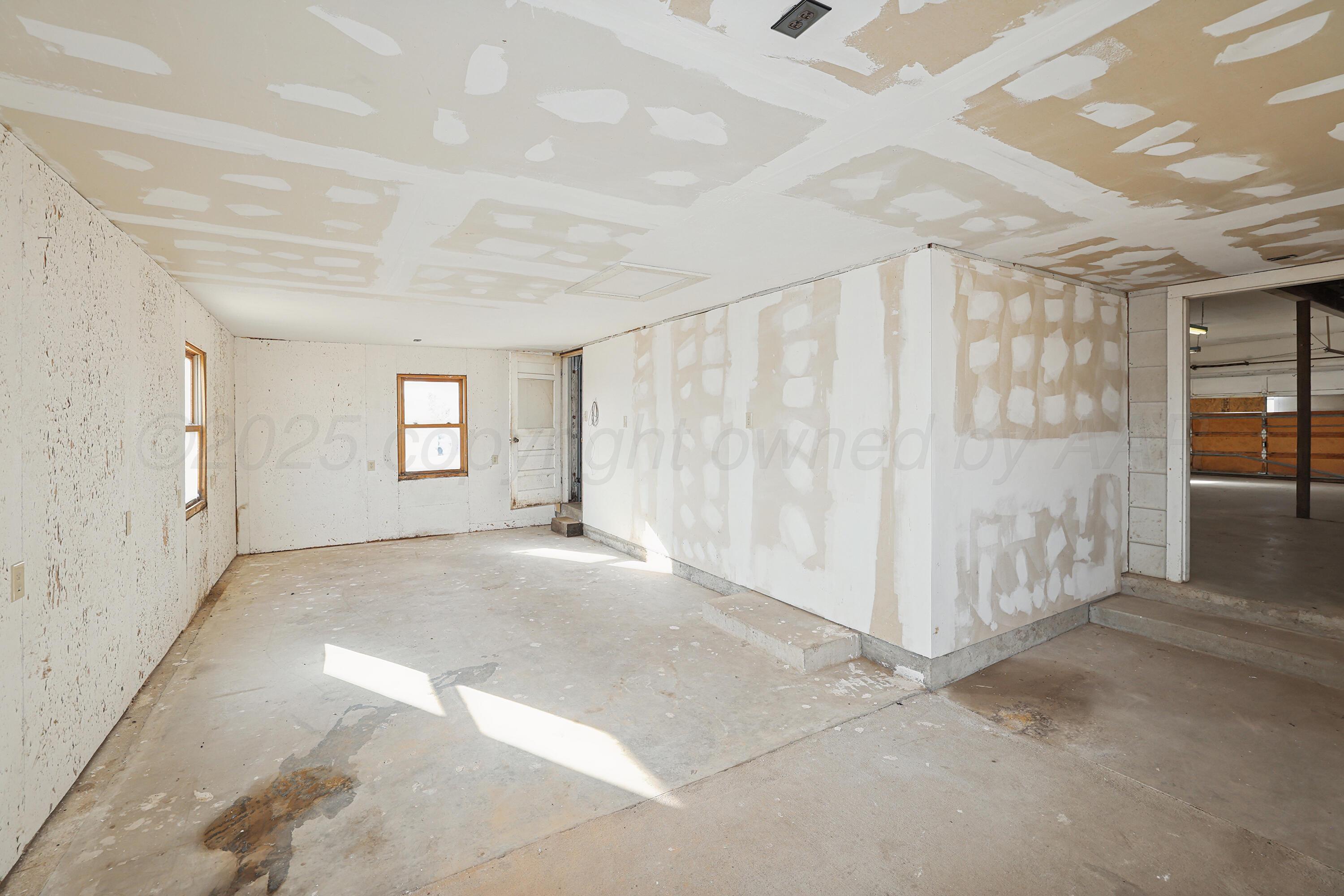 8626 River Road Amarillo, TX 79108 - Photo 21 of 26 21-Room off Garage