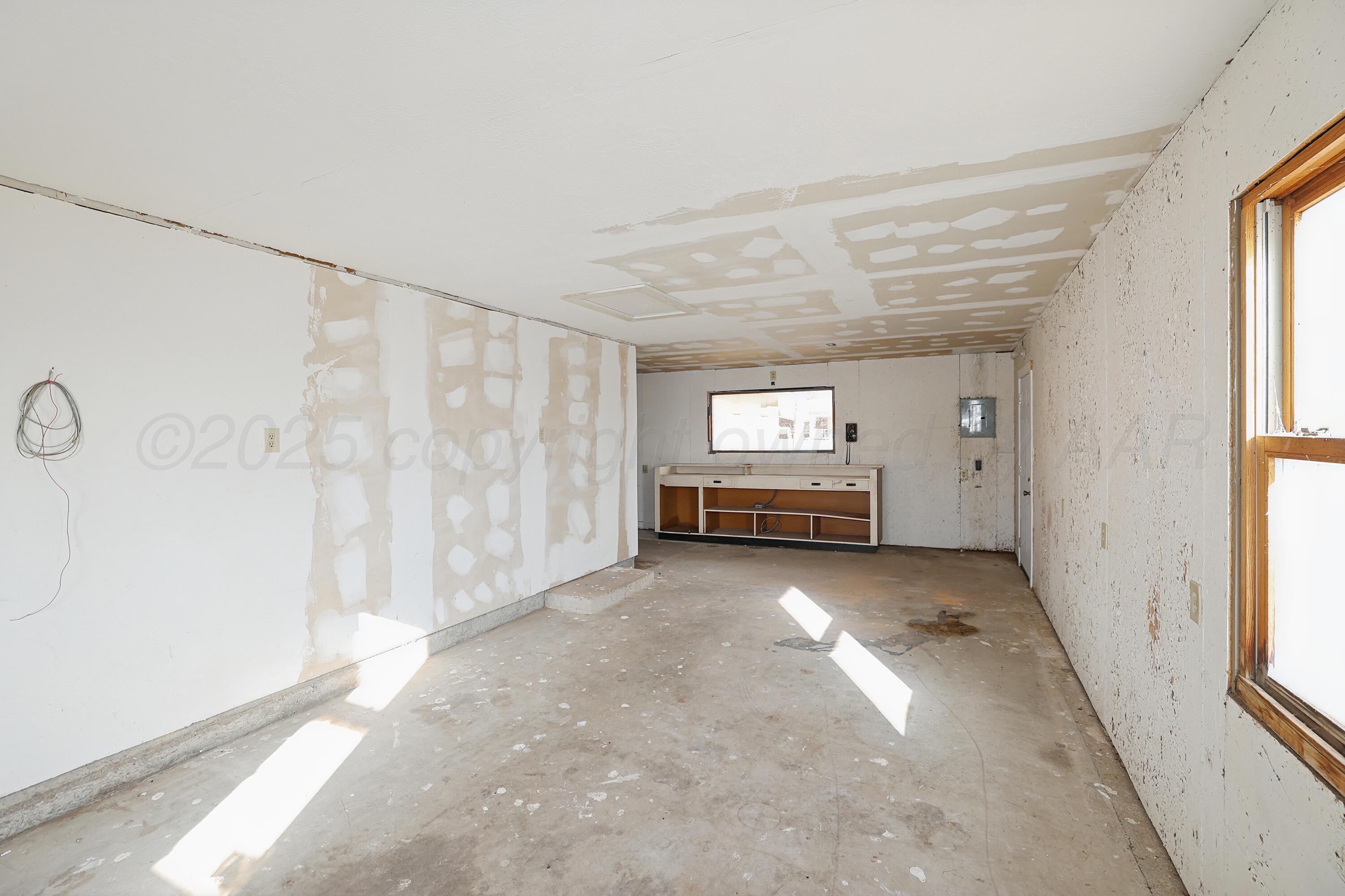 8626 River Road Amarillo, TX 79108 - Photo 22 of 26 22-Room off Garage