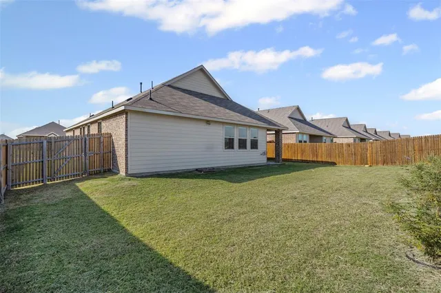 a house view with backyard space