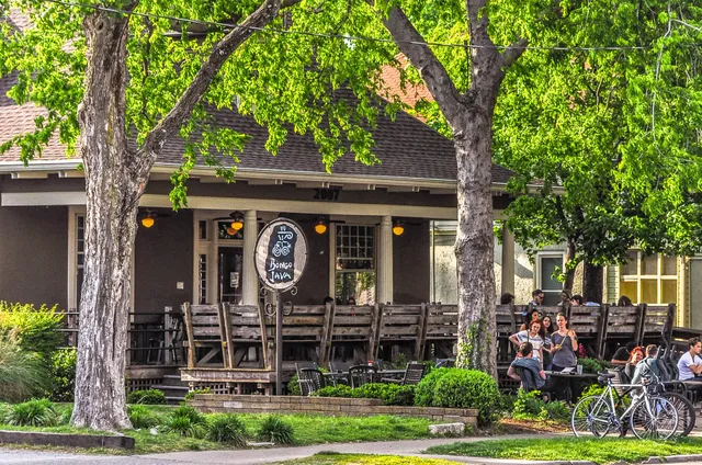 a view of a back yard