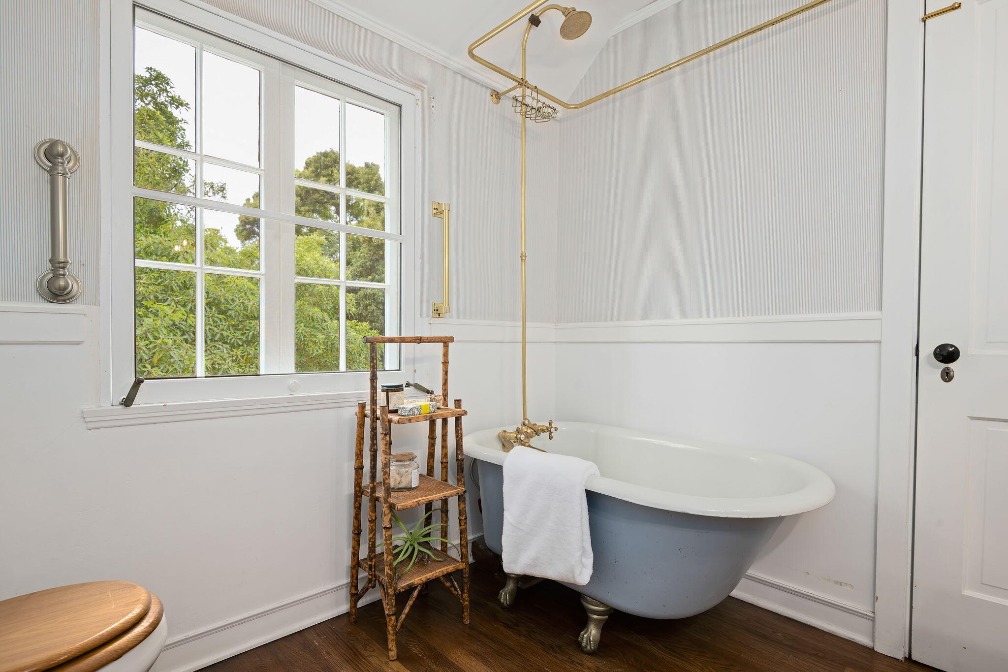 2040 Mission Ridge Road Santa Barbara, CA 93103 - Photo 33 of 38 a bathroom with a bathtub and window
