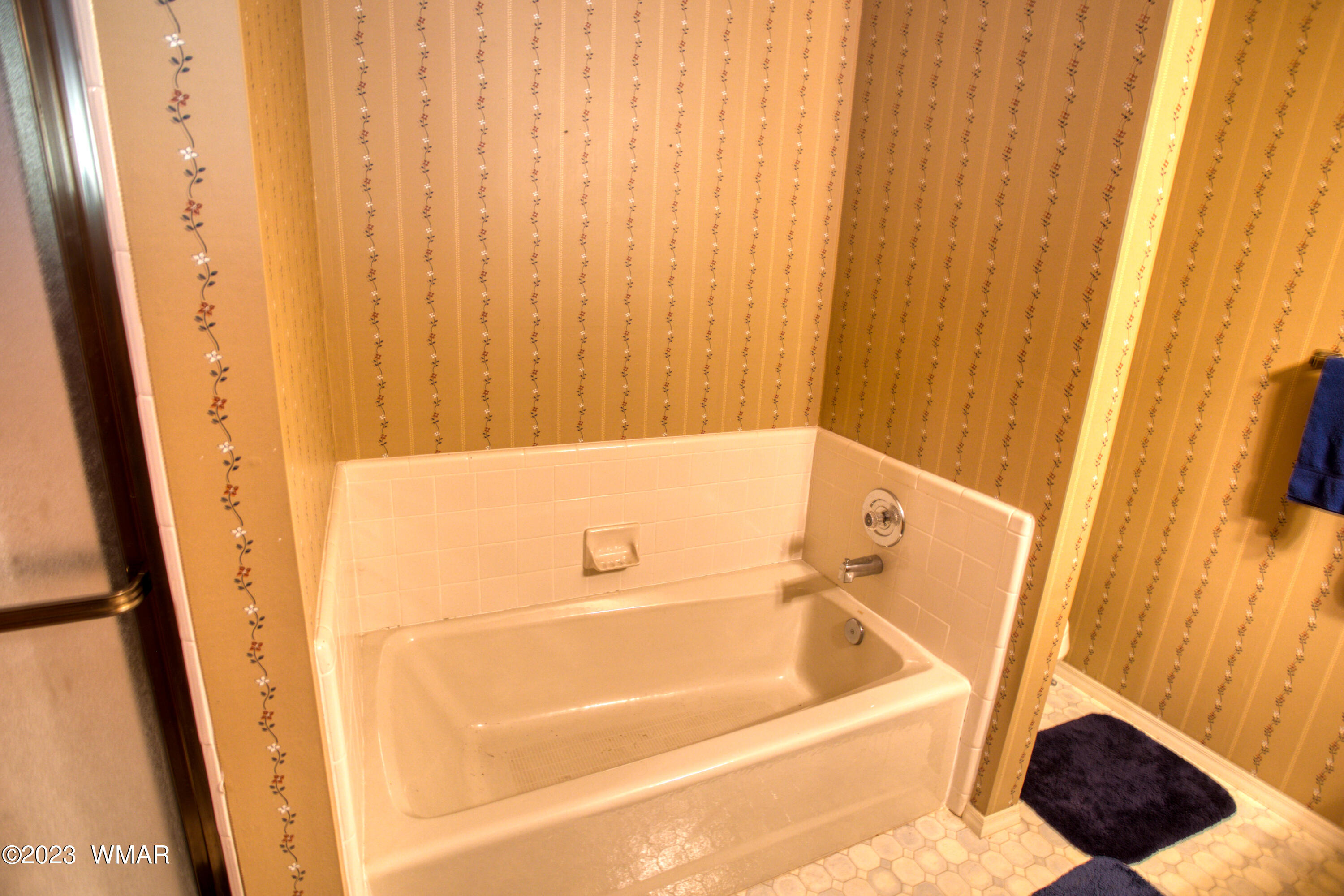 3288 Lake View Drive Pinetop, AZ 85935 - Photo 15 of 32 a bathroom with a tub