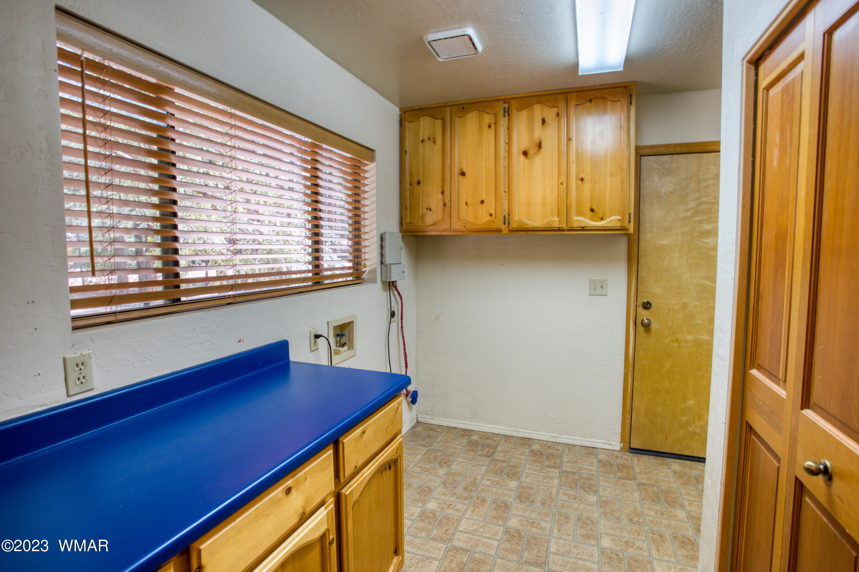 3288 Lake View Drive Pinetop, AZ 85935 - Photo 22 of 32 a view of walk in closet with window
