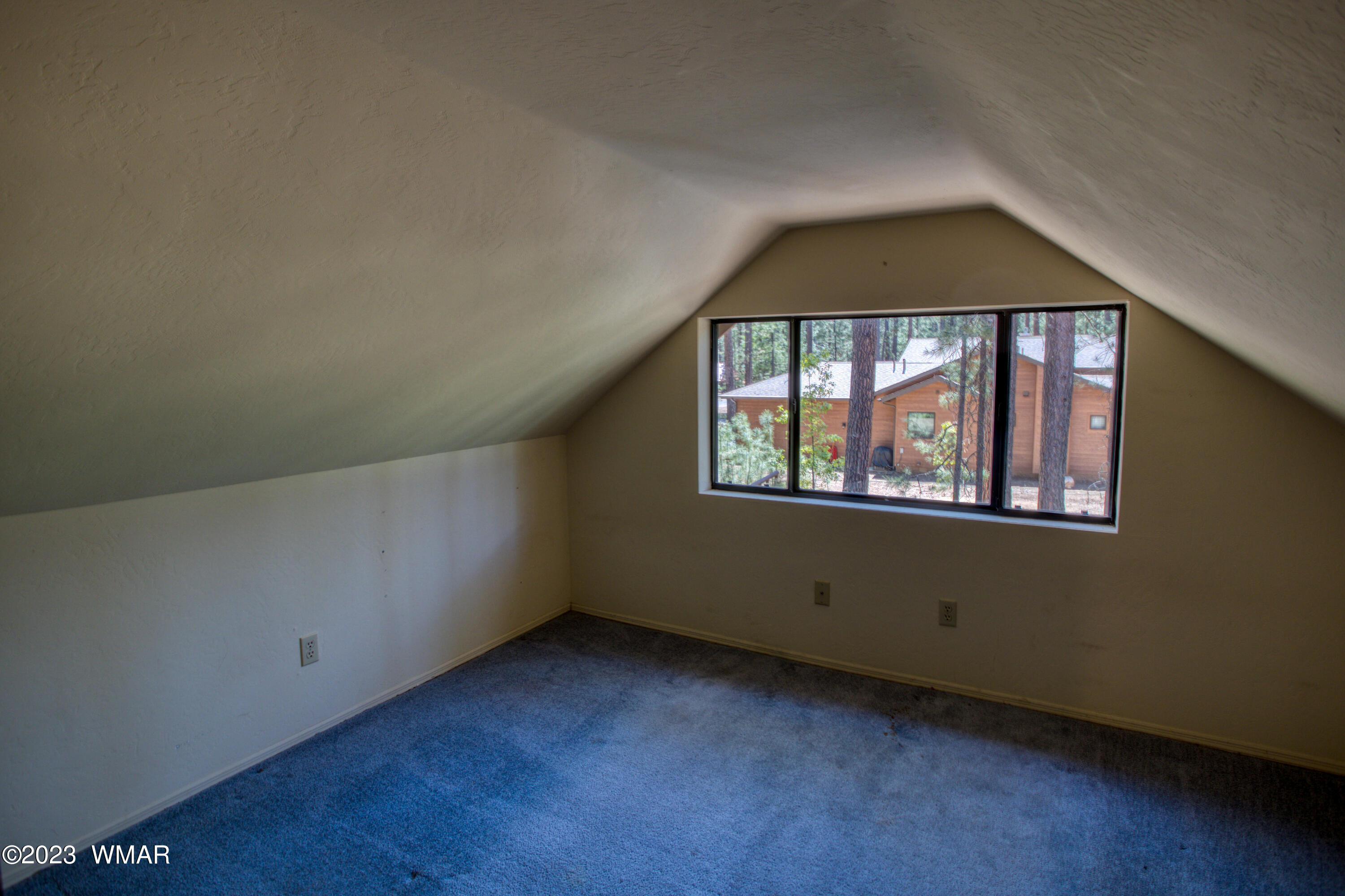 3288 Lake View Drive Pinetop, AZ 85935 - Photo 23 of 32 an empty room with a window