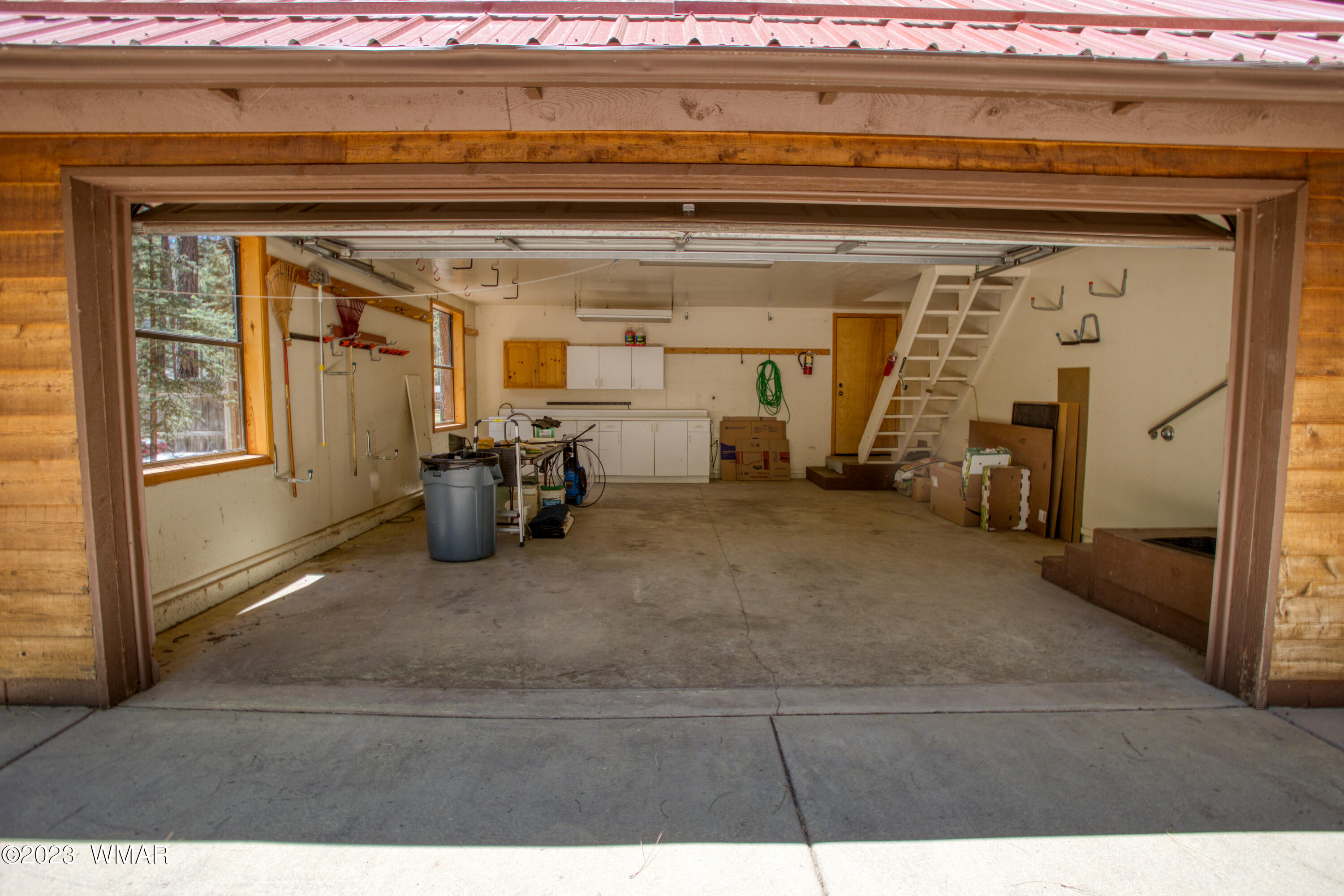 3288 Lake View Drive Pinetop, AZ 85935 - Photo 26 of 32 a view of a hallway with a large mirror