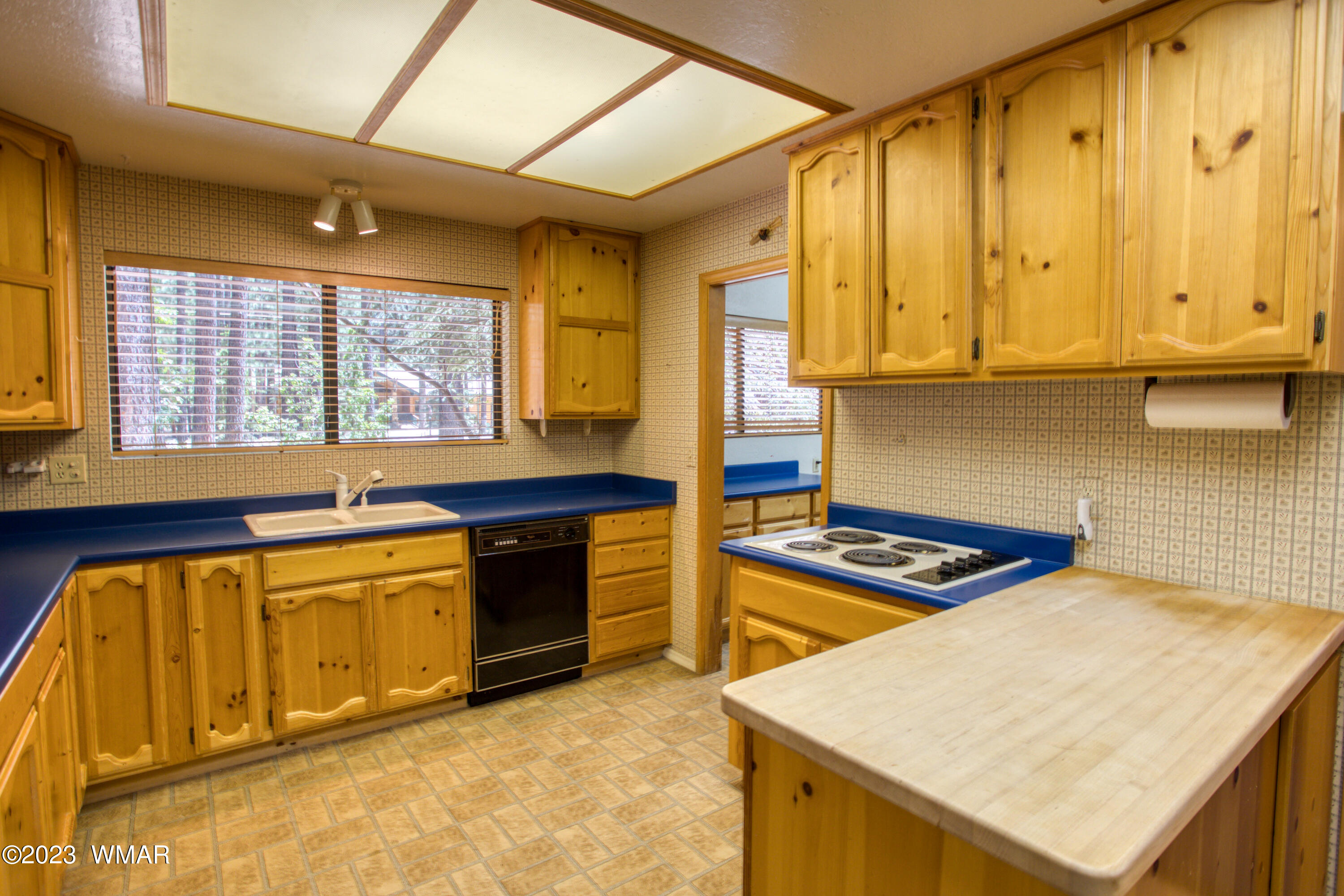 3288 Lake View Drive Pinetop, AZ 85935 - Photo 6 of 32 a kitchen that has a sink and a stove
