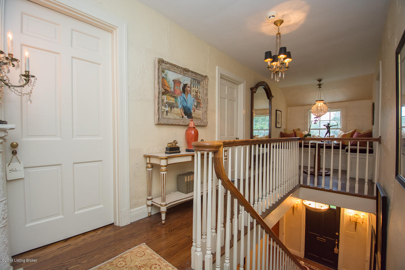 3250 Lexington Road Louisville, KY 40206 - Photo 23 of 42 21 - 2nd floor hallway