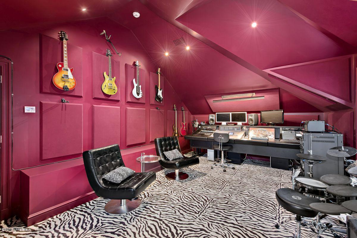 578 Riversville Road Greenwich, CT 06831 - Photo 33 of 38 a view of a chairs and table in a patio