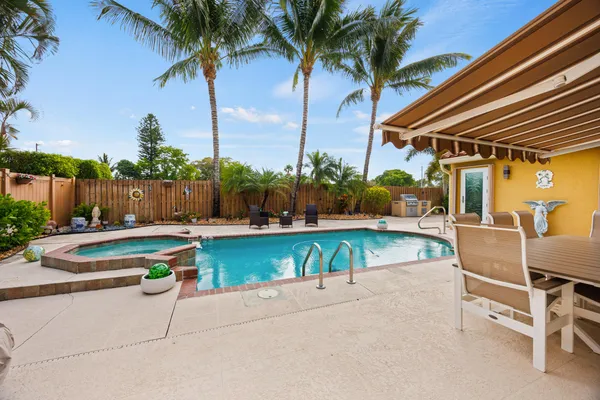 a view of a backyard with palm trees