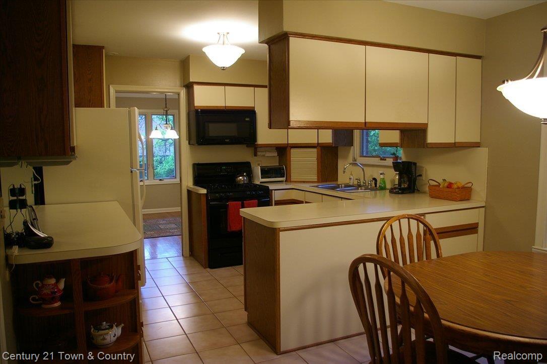 2945 Rambling Way Bloomfield Hills, MI 48302 - Photo 8 of 23 RW1 KITCHEN