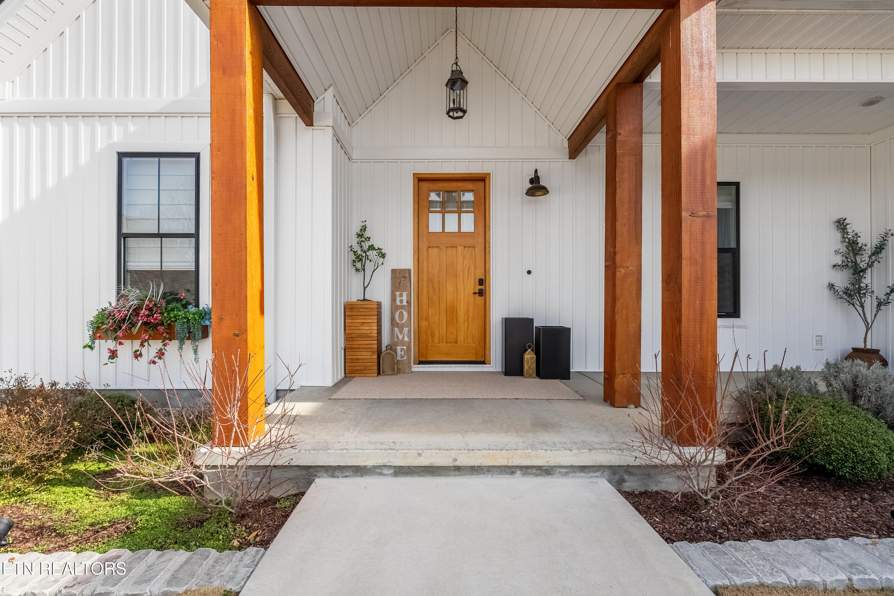 136 Pocola Way Loudon, TN 37774 - Photo 3 of 53 Front Entrance