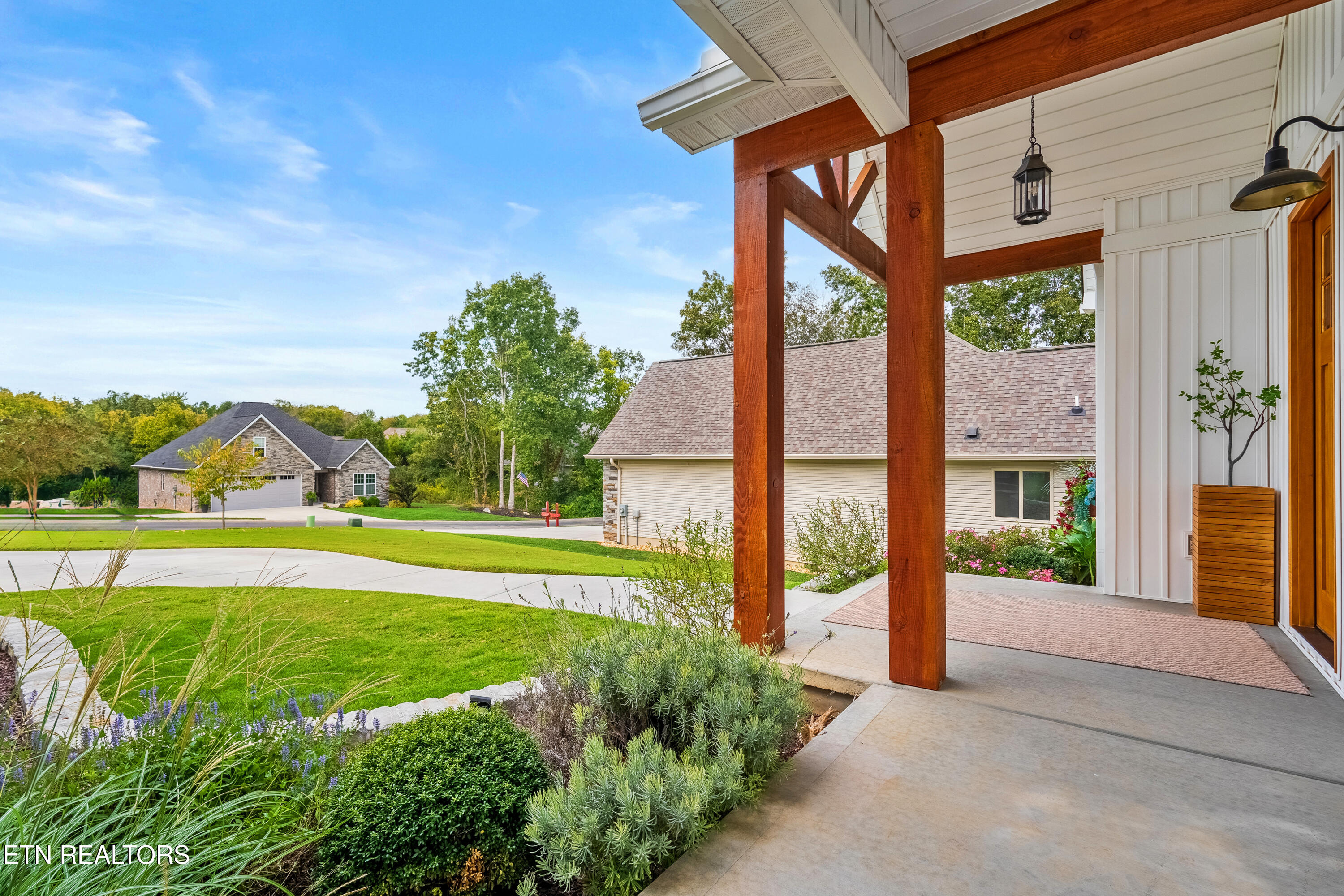 136 Pocola Way Loudon, TN 37774 - Photo 4 of 53 Front Entrance View