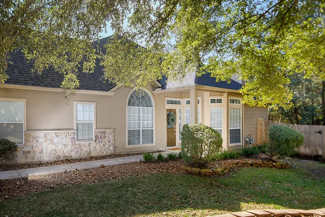 a view of a house with backyard and garden