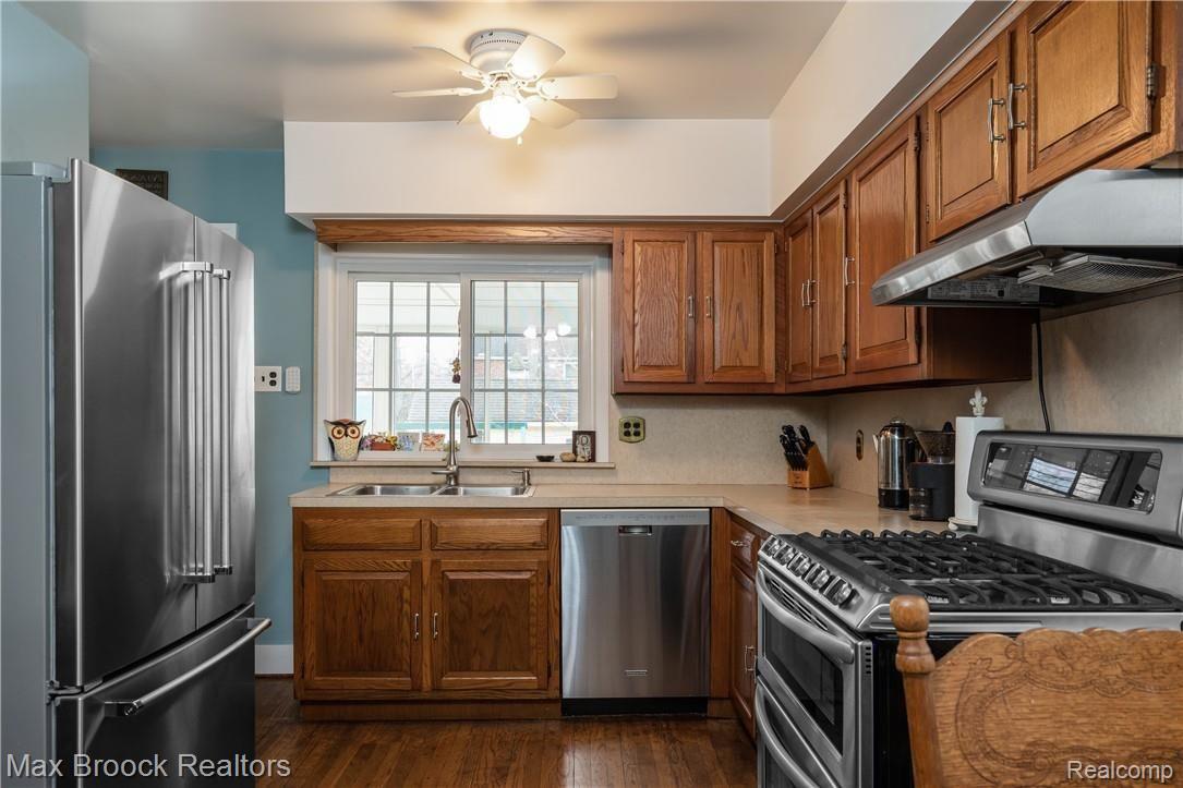 34 Devonshire Road Pleasant Ridge, MI 48069 - Photo 8 of 26 Kitchen with S/S Appliances