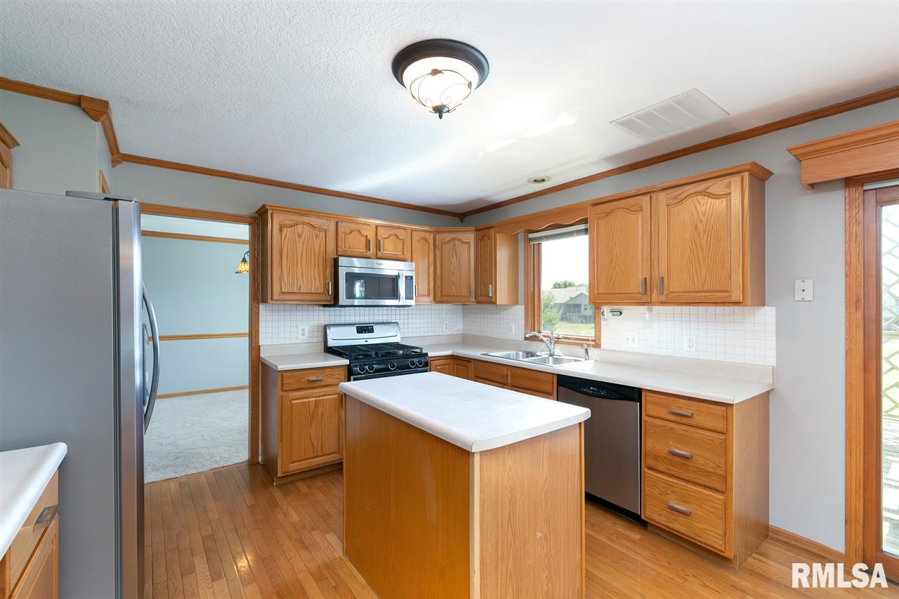 4811 White Post Road Bettendorf, IA 52722 - Photo 8 of 29