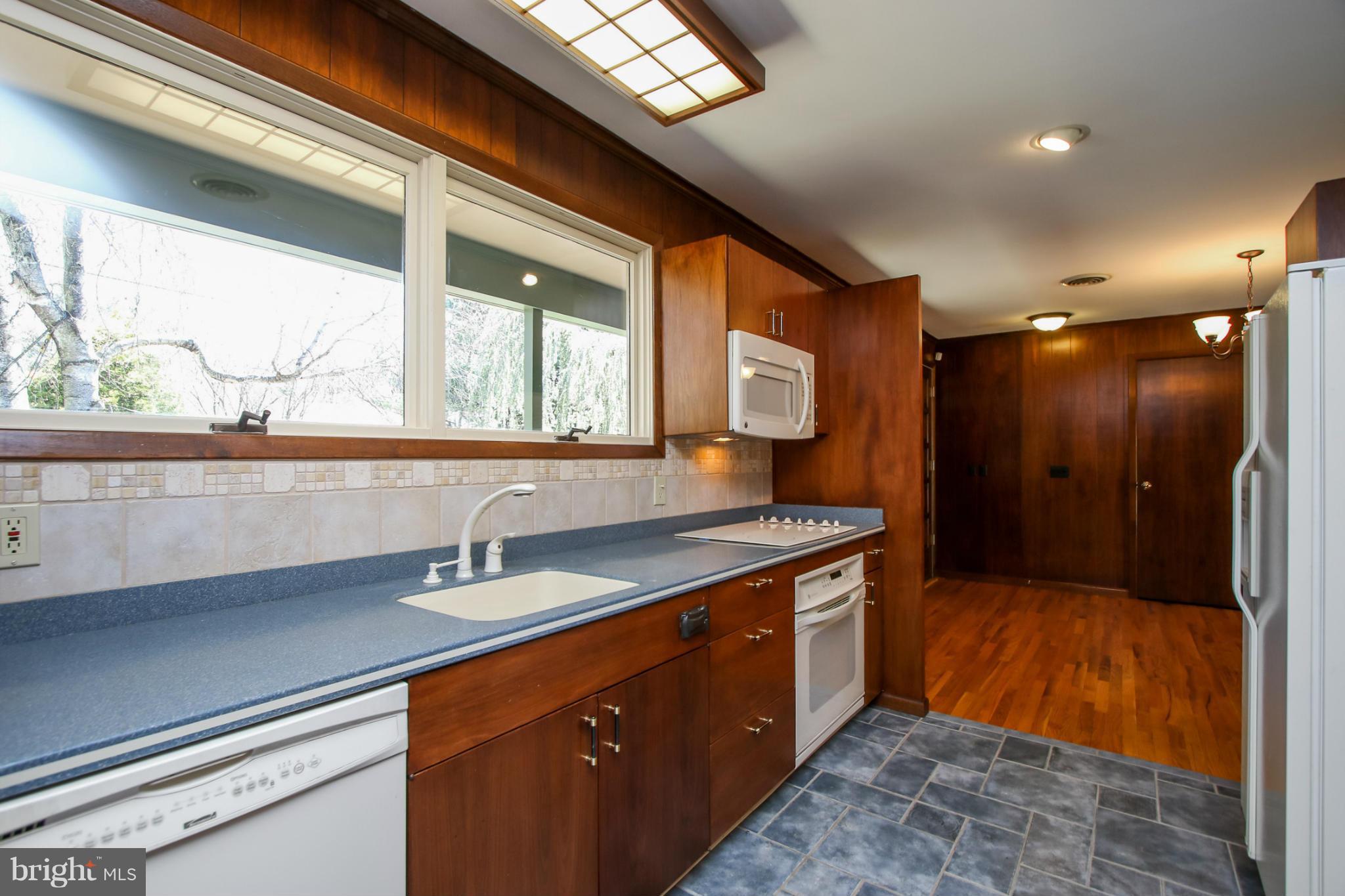806 Gist Road Westminster, MD 21157 - Photo 8 of 30 Kitchen w/Corian Counters
