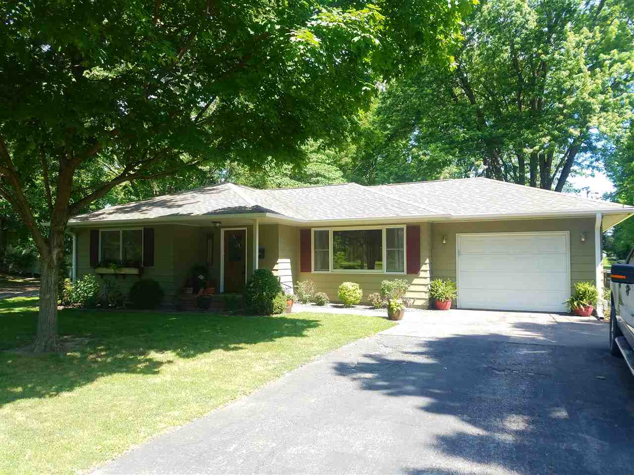 215 Wabash Avenue Carthage, IL 62321 - Photo 1 of 24