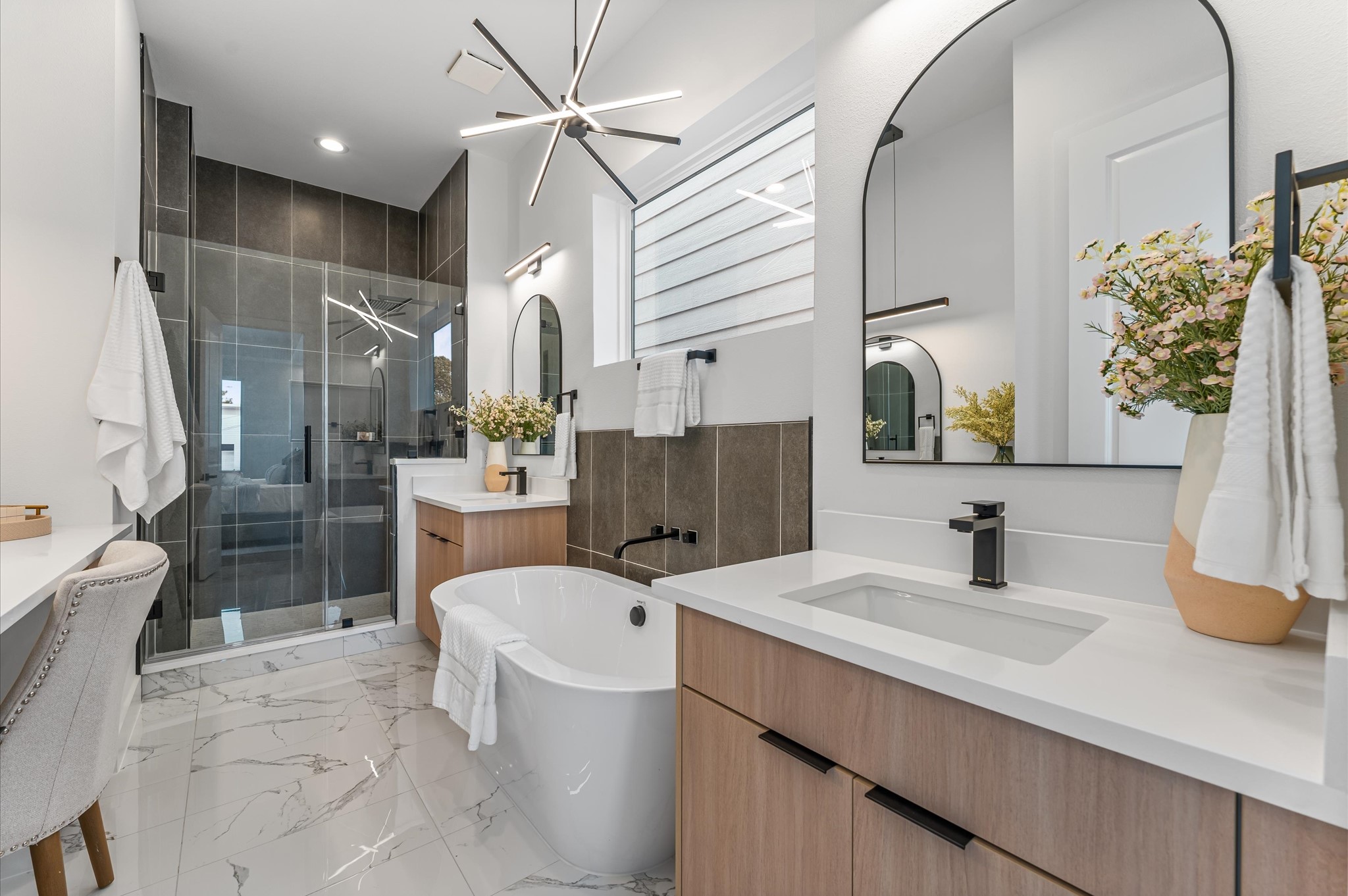 3209 Baer Street, Unit A Houston, TX 77020 - Photo 12 of 35 Primary Bath