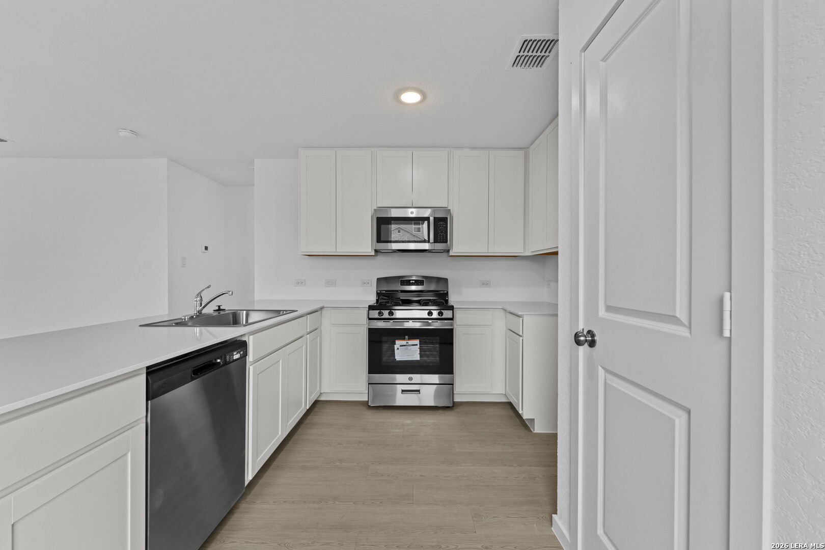 2068 Powell Place Converse, TX 78109 - Photo 6 of 27