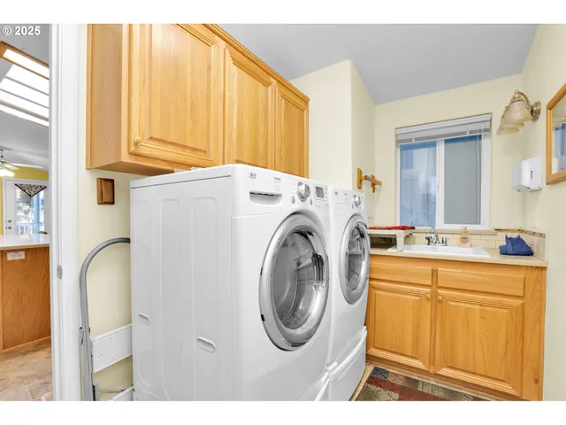 $369,900 | 2488 Northampton, Eugene, OR 97404