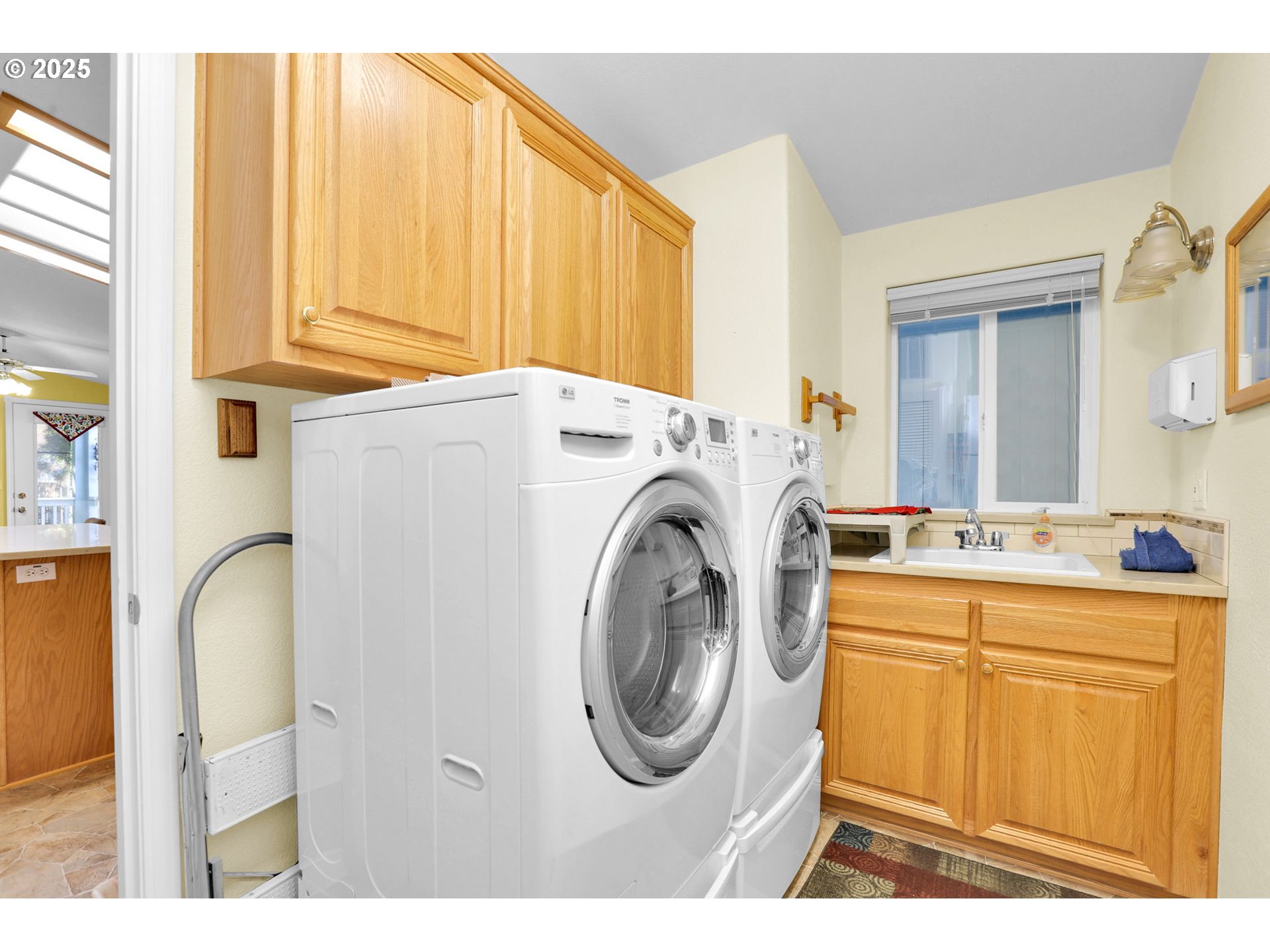 2488 Northampton Eugene, OR 97404 - Photo 16 of 38 Laundry