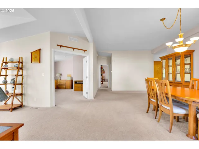 $369,900 | 2488 Northampton, Eugene, OR 97404