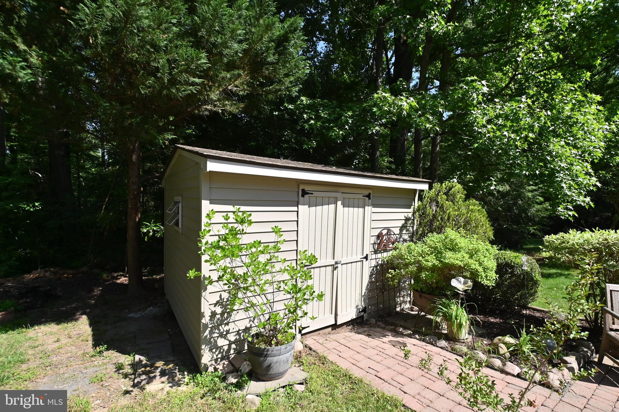 4319 Old Mill Road Alexandria, VA 22309 - Photo 71 of 86 a view of backyard with potted plants and a large tree