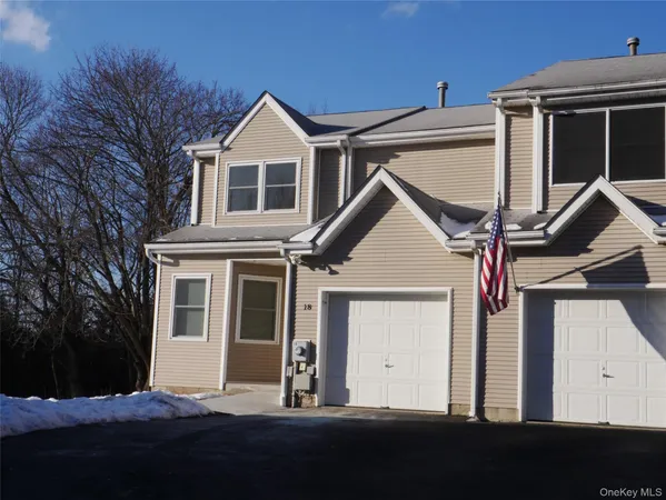 a view of a house with yard