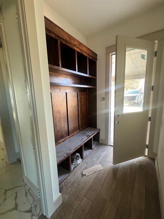 1390 Poe Prairie Road Millsap, TX 76066 - Photo 22 of 40 a living room with closet