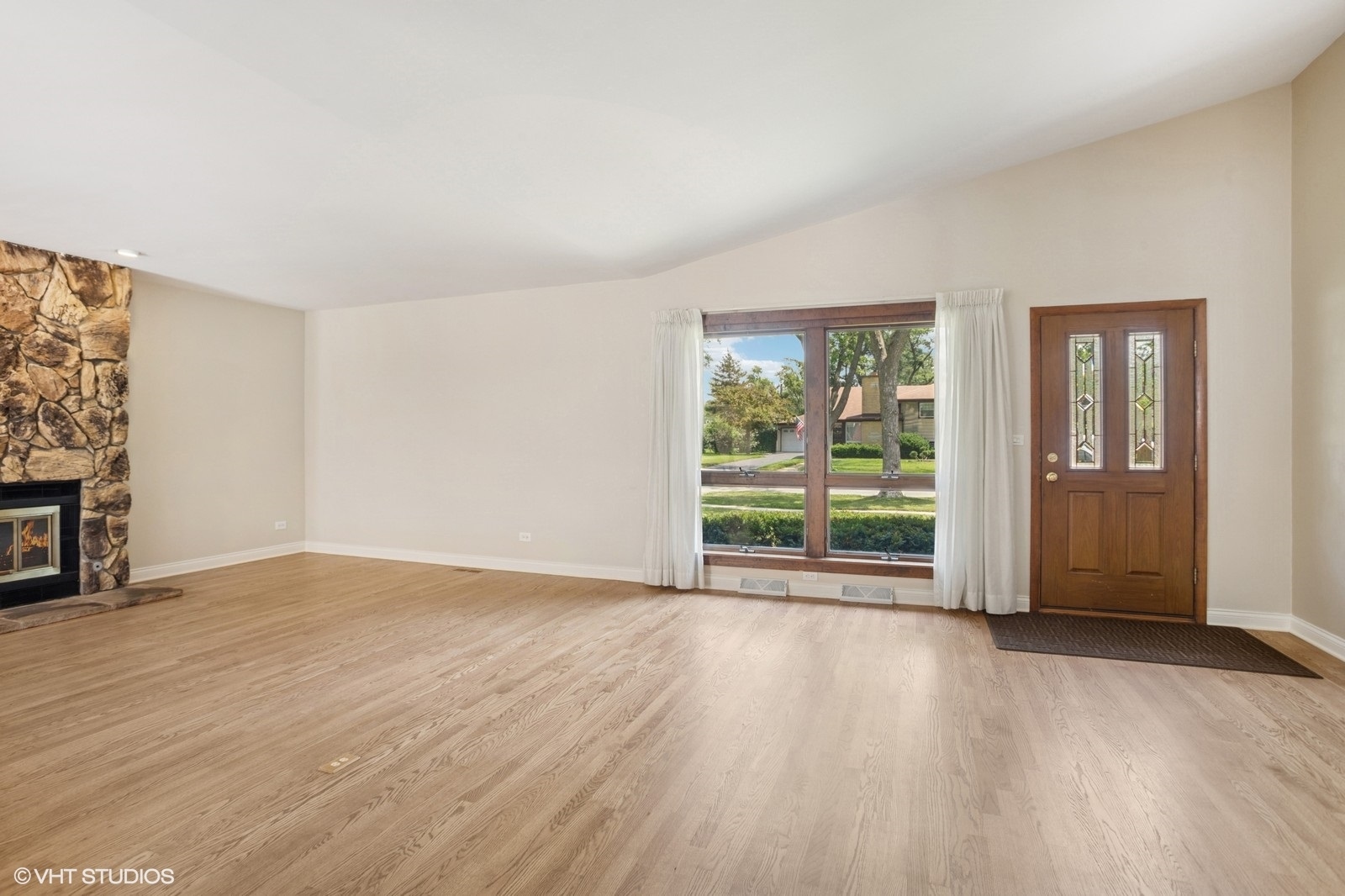 3N276 North Howard Avenue Elmhurst, IL 60126 - Photo 4 of 29 an empty room with wooden floor and windows