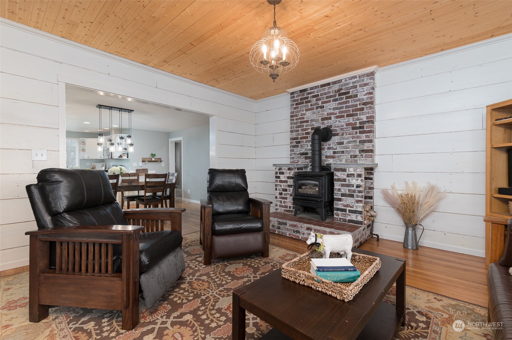 5757 Barr Road Ferndale, WA 98248 - Photo 6 of 40 a living room with furniture