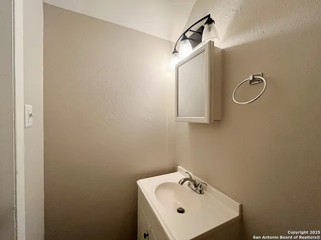 $925 | 2802 Lasses Boulevard, Unit 30, San Antonio, TX 78223