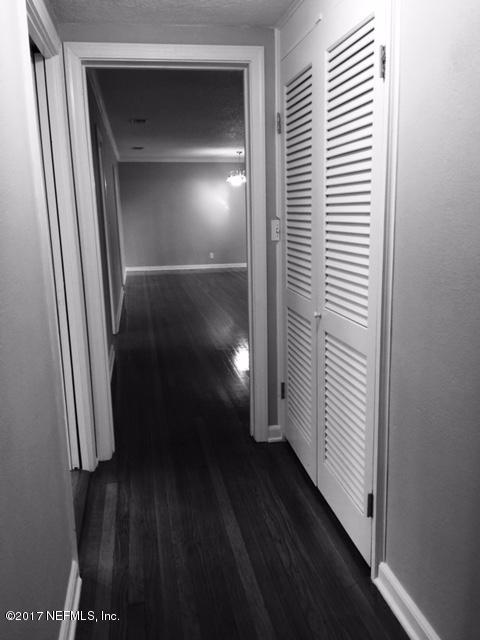 1344 Harbor Oaks Road Jacksonville, FL 32207 - Photo 13 of 40 a view of a hallway