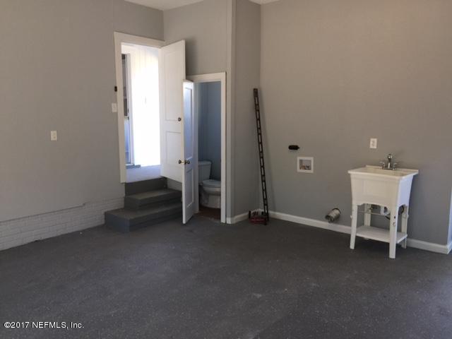 1344 Harbor Oaks Road Jacksonville, FL 32207 - Photo 39 of 40 an empty room with a chair and a window