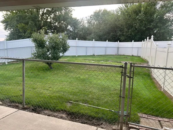 a sign that is sitting on a brick wall