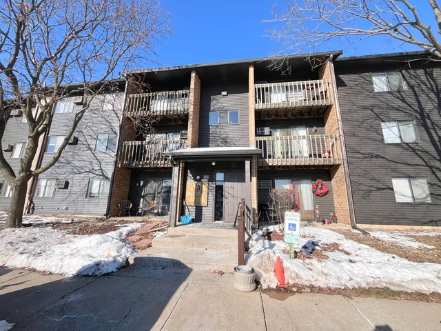 $1,700 | 615 South Virginia Road, Unit 204, Crystal Lake, IL 60014
