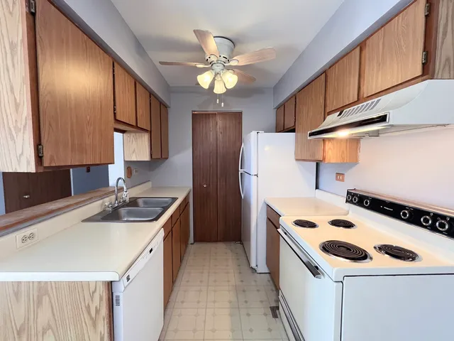 $1,700 | 615 South Virginia Road, Unit 204, Crystal Lake, IL 60014